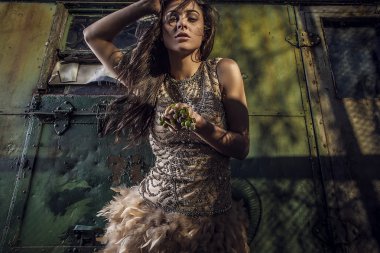 şehvetli & çekici genç kadın lüks elbise açık havada poz içinde dramatize görüntü.