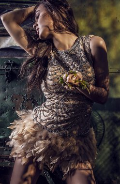 şehvetli & çekici genç kadın lüks elbise açık havada poz içinde dramatize görüntü.