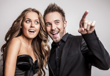 portre Studio içinde siyah moda kıyafetler giymiş poz genç çekici çift.