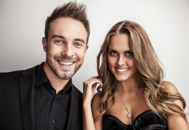 portre Studio içinde siyah moda kıyafetler giymiş poz genç çekici çift.