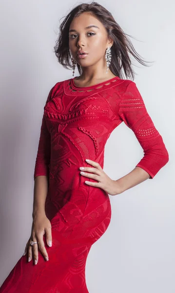 Fiatal érzéki & szépség nő egy divatos piros ruha. — Stock Fotó