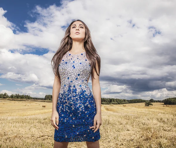 Jeune femme sensuelle et belle souriante dans une pose de robe à la mode en plein air . — Photo