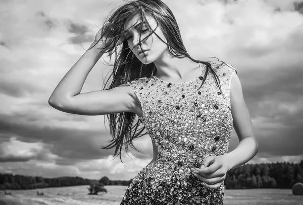 Joven sensual y belleza sonriente mujer en un vestido de moda pose al aire libre . — Foto de Stock