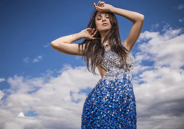 Jovem sensual & mulher sorrindo beleza em um vestido elegante posar ao ar livre . — Fotografia de Stock