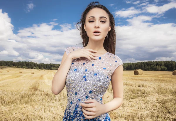 Jeune femme sensuelle et belle souriante dans une pose de robe à la mode en plein air . — Photo