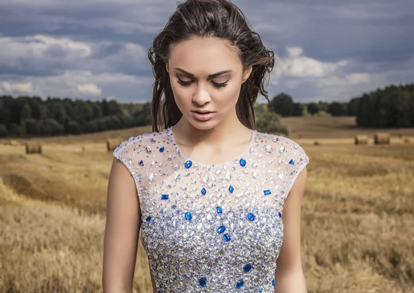 Jonge sensuele & schoonheid lachende vrouw in een modieuze jurk vormen buiten. — Stockfoto