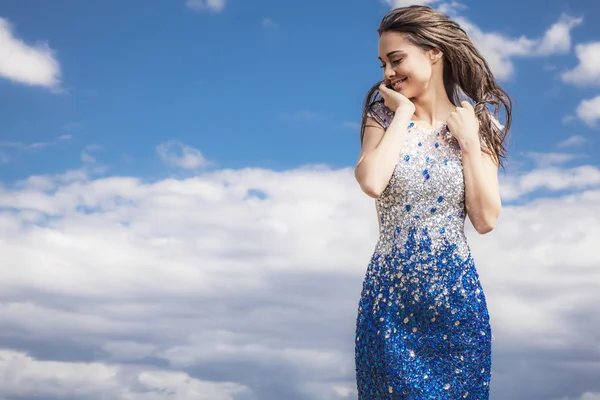 Jovem sensual & mulher sorrindo beleza em um vestido elegante posar ao ar livre . — Fotografia de Stock