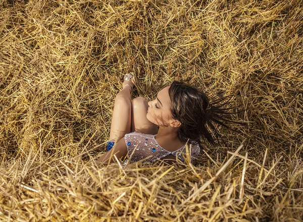 Jeune femme sensuelle & beauté dans une robe à la mode pose en plein air . — Photo