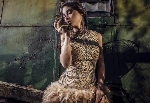 şehvetli & çekici genç kadın lüks elbise açık havada poz içinde dramatize görüntü.