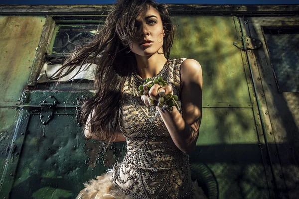 Dramatisiertes Bild einer sinnlichen & attraktiven jungen Frau im Luxuskleid, die im Freien posiert. — Stockfoto