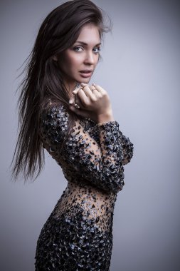 şık elbiseli genç şehvetli & güzellik kadın.