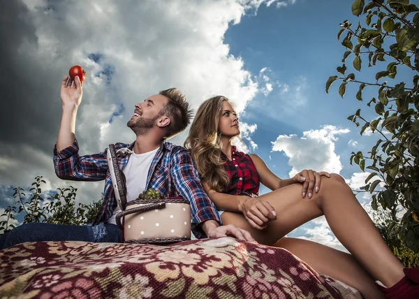 Positivo jovem casal passar tempo ao ar livre . — Fotografia de Stock