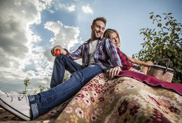 Un jeune couple positif passe du temps à l'extérieur . — Photo