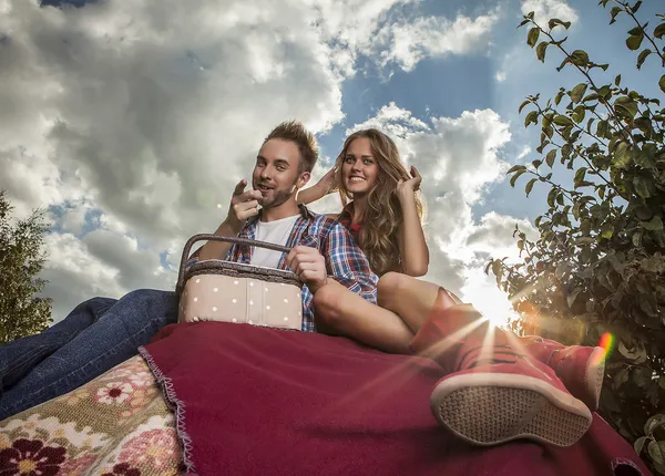 Positivo jovem casal passar tempo ao ar livre . — Fotografia de Stock