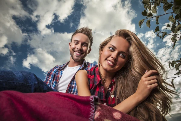 Pozitív a fiatal pár kiadási időt a szabadban. — Stock Fotó