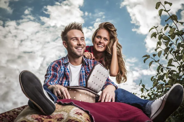 Positivo jovem casal passar tempo ao ar livre . — Fotografia de Stock