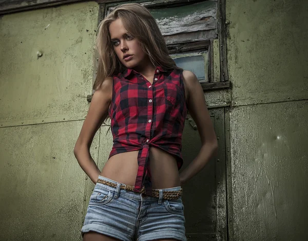 Atraktivní mladá žena v neformálním oblečení, venkovní — Stock fotografie