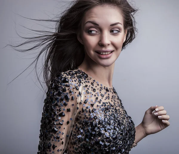 Junge sinnliche & schöne Frau in einem modischen Kleid. — Stockfoto