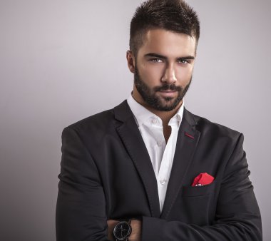 Zarif genç yakışıklı adam. Stüdyo moda portresi.
