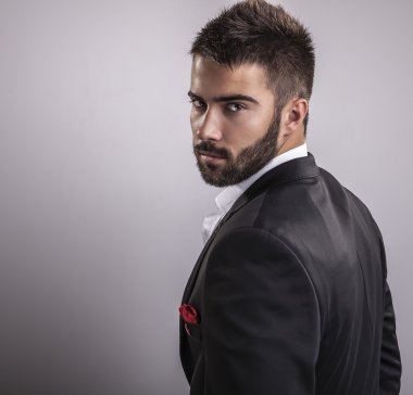 Zarif genç yakışıklı adam. Stüdyo moda portresi.