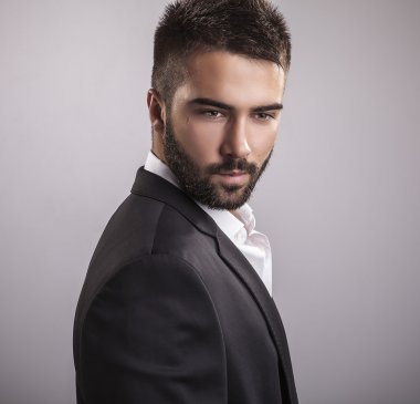 Zarif genç yakışıklı adam. Stüdyo moda portresi.