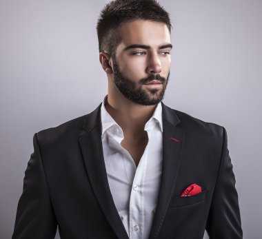 Zarif genç yakışıklı adam. Stüdyo moda portresi.