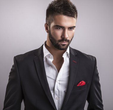 Zarif genç yakışıklı adam. Stüdyo moda portresi.