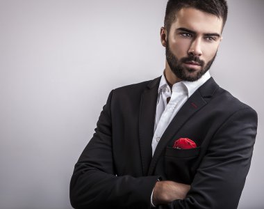 Zarif genç yakışıklı adam. Stüdyo moda portresi.