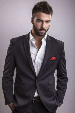 Zarif genç yakışıklı adam. Stüdyo moda portresi.