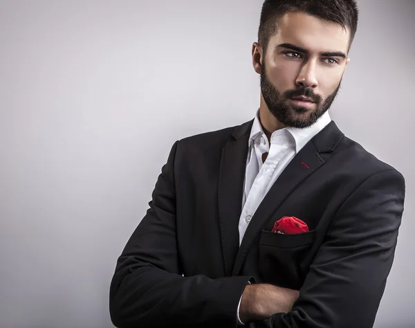 Zarif genç yakışıklı adam. Stüdyo moda portresi.
