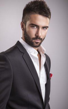 Zarif genç yakışıklı adam. Stüdyo moda portresi.