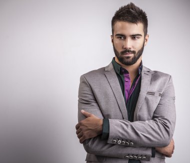 Zarif genç yakışıklı adam. Stüdyo moda portresi.