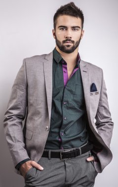 Zarif genç yakışıklı adam. Stüdyo moda portresi.