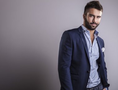 Zarif genç yakışıklı adam. Stüdyo moda portresi.