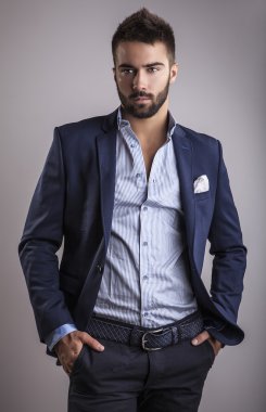 Zarif genç yakışıklı adam. Stüdyo moda portresi.