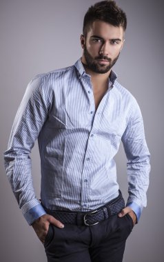 Zarif genç yakışıklı adam. Stüdyo moda portresi.