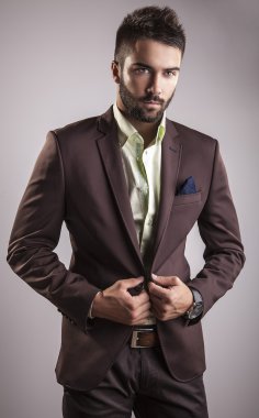Zarif genç yakışıklı adam. Stüdyo moda portresi.