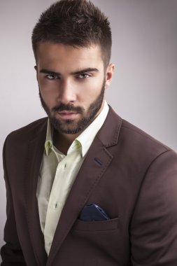 Zarif genç yakışıklı adam. Stüdyo moda portresi.