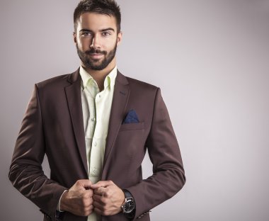 Zarif genç yakışıklı adam. Stüdyo moda portresi.