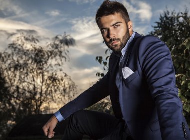genç güzel şık adam açık portresi.