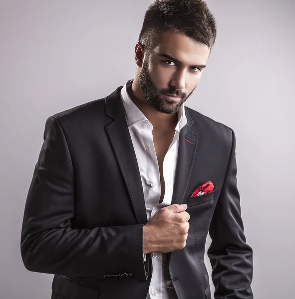 Zarif genç yakışıklı adam. Stüdyo moda portresi.