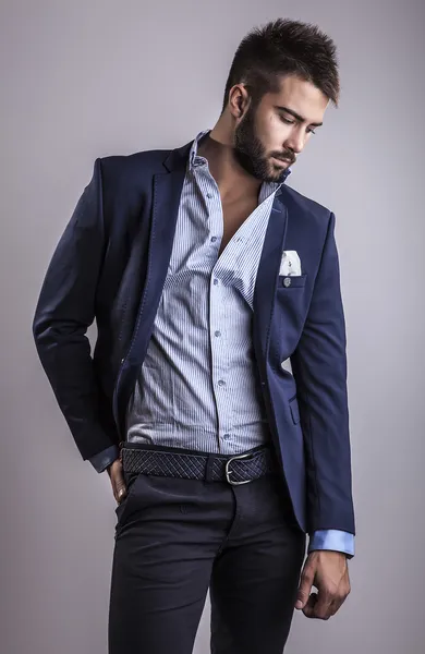 Elegante giovane bell'uomo. Studio ritratto di moda. — Foto Stock