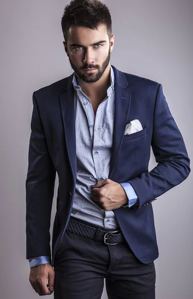 Zarif genç yakışıklı adam. Stüdyo moda portresi.