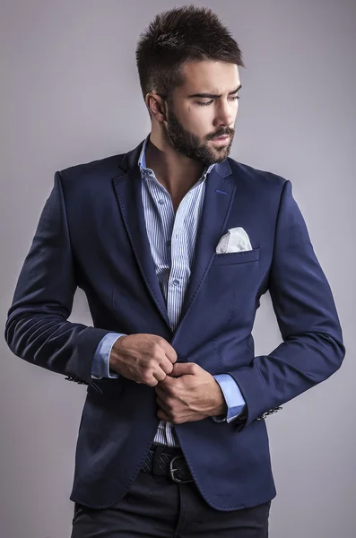 Zarif genç yakışıklı adam. Stüdyo moda portresi.