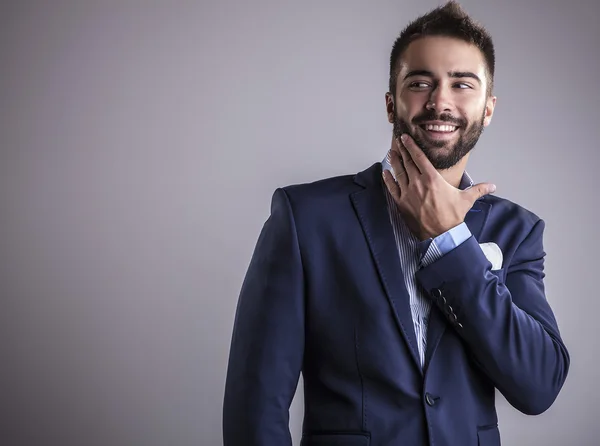 Um jovem elegante e bonito. Estúdio retrato de moda. — Fotografia de Stock