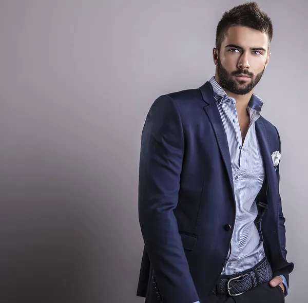Zarif genç yakışıklı adam. Stüdyo moda portresi.