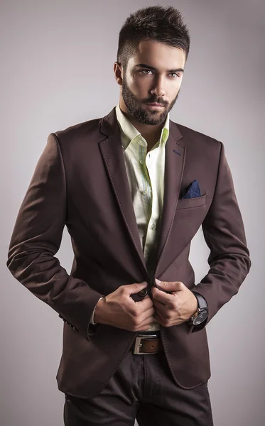 Elegante joven apuesto hombre. Estudio retrato de moda. — Foto de Stock