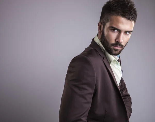 Zarif genç yakışıklı adam. Stüdyo moda portresi.