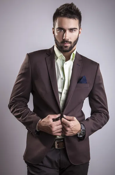 Elegante joven apuesto hombre. Estudio retrato de moda. — Foto de Stock