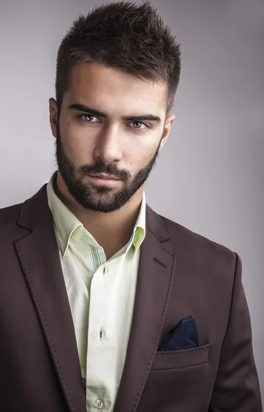 Elegante joven apuesto hombre. Estudio retrato de moda. — Foto de Stock